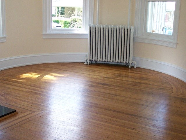 dřevěná podlaha v kruhové místnosti